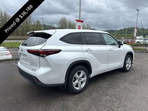 Used 2024 Toyota Highlander LE AWD/4WD image 4