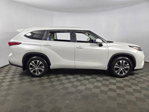 Used 2023 Toyota Highlander XLE image 11