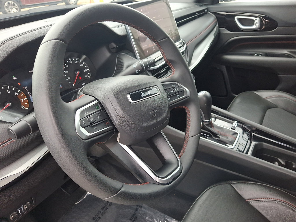 Used 2025 Jeep Compass Trailhawk AWD/4WD image 25