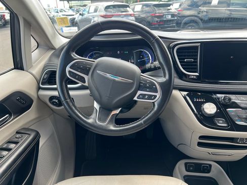 Used 2021 Chrysler Pacifica Touring-L FWD image 26