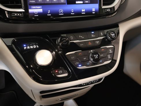 Used 2023 Chrysler Pacifica Touring-L FWD image 7