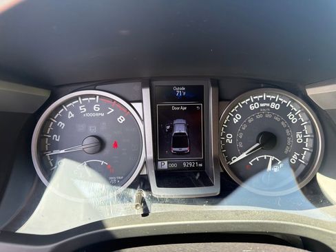 Used 2016 Toyota Tacoma Limited w/ Towing Package image 14