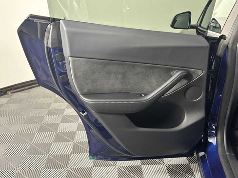 Used 2022 Tesla Model Y Long Range AWD/4WD image 22