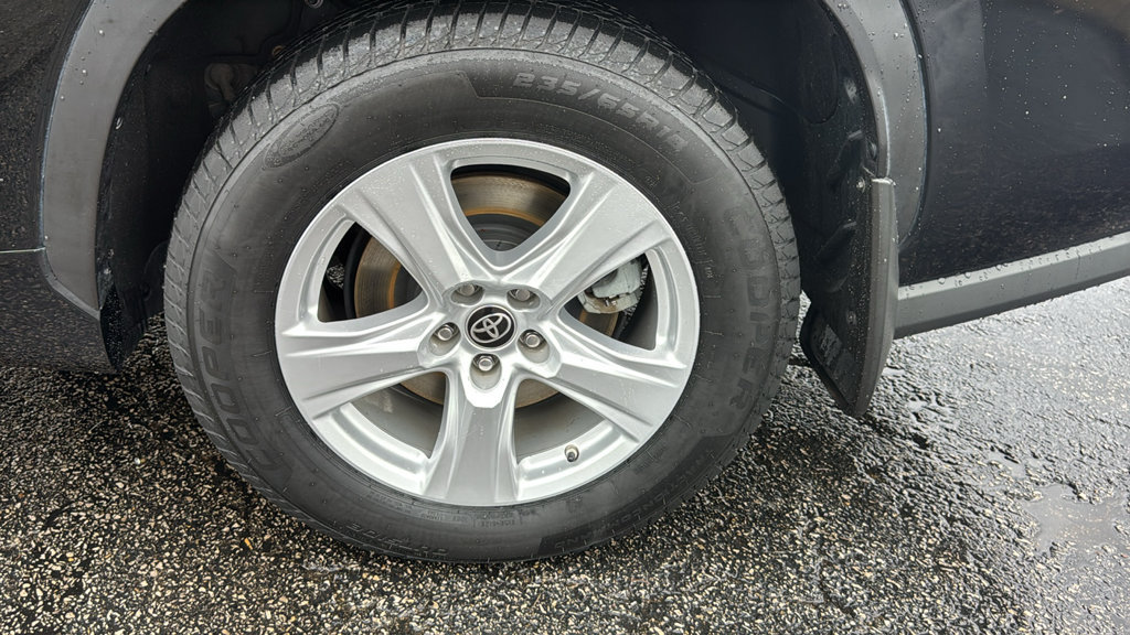 Used 2022 Toyota Highlander LE AWD/4WD image 9