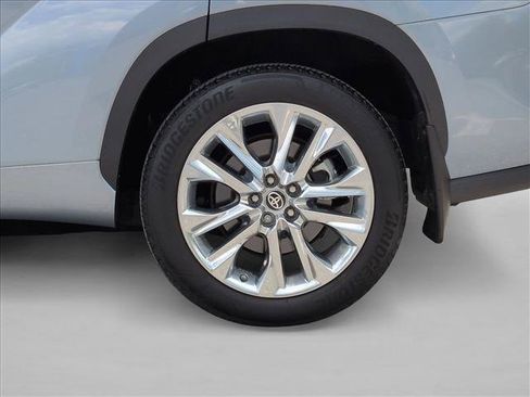 Used 2024 Toyota Highlander Limited AWD/4WD image 25