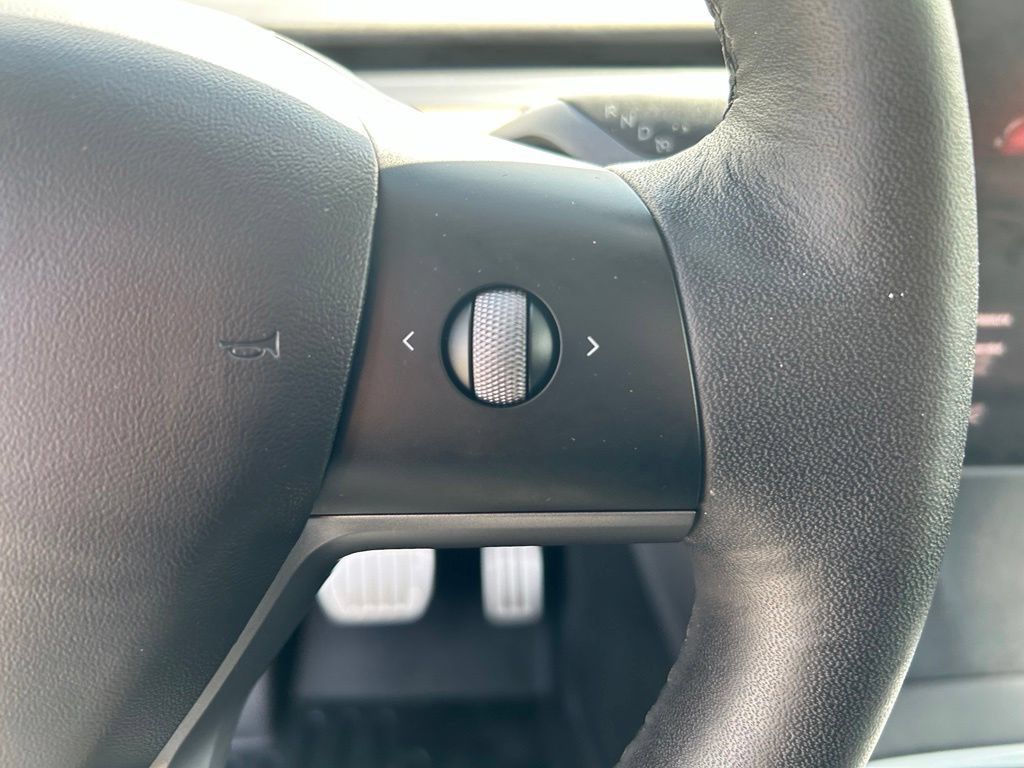 Used 2022 Tesla Model Y Performance AWD/4WD image 11