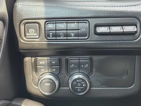 Used 2022 GMC Yukon Denali AWD/4WD image 27