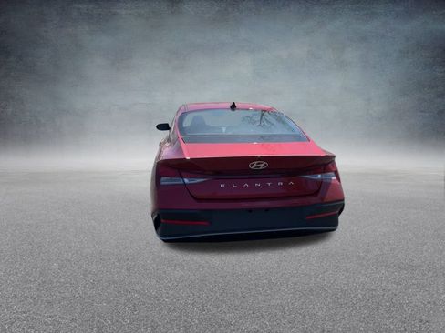 Certified 2025 Hyundai Elantra SE image 20