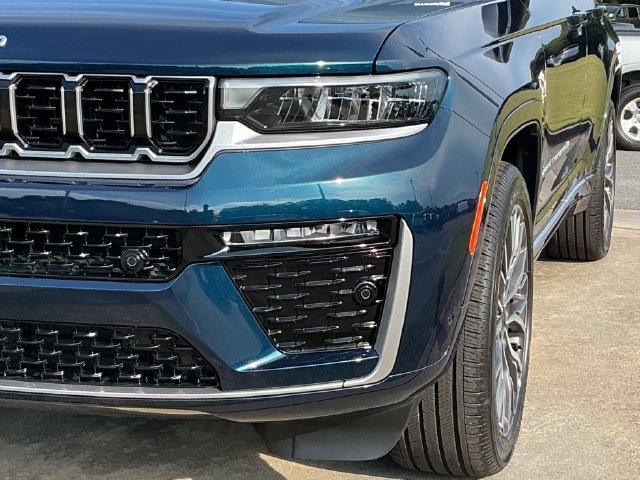 New 2027 Jeep Grand Cherokee Summit w/ MOPAR Finishing Package AWD/4WD image 11