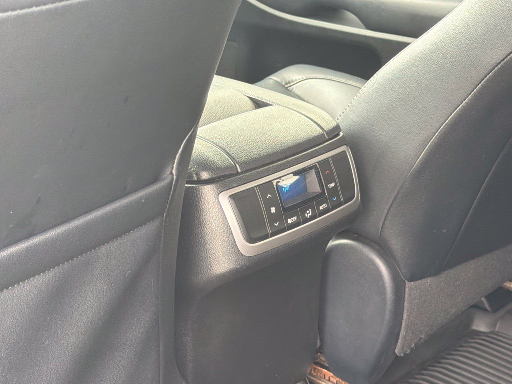 Used 2019 Toyota Highlander XLE AWD/4WD image 14