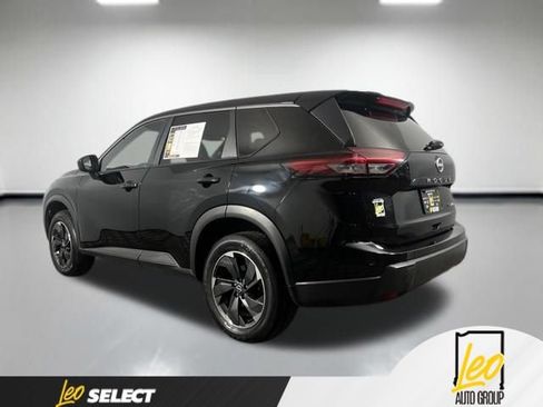 Used 2024 Nissan Rogue SV AWD/4WD image 9