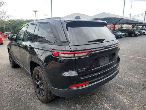 Used 2025 Jeep Grand Cherokee Altitude image 10