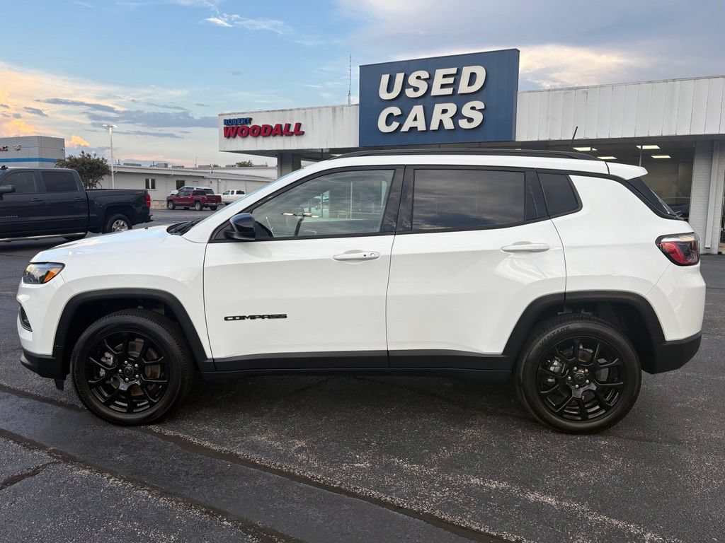 Used 2025 Jeep Compass Latitude w/ Altitude Special Edition AWD/4WD image 3