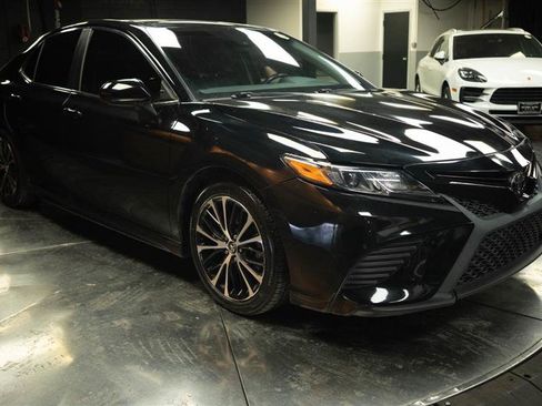 Used 2020 Toyota Camry SE w/ Carpet Mat Package FWD image 5