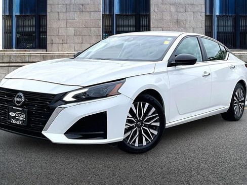 Used 2025 Nissan Altima 2.5 SV FWD image 2