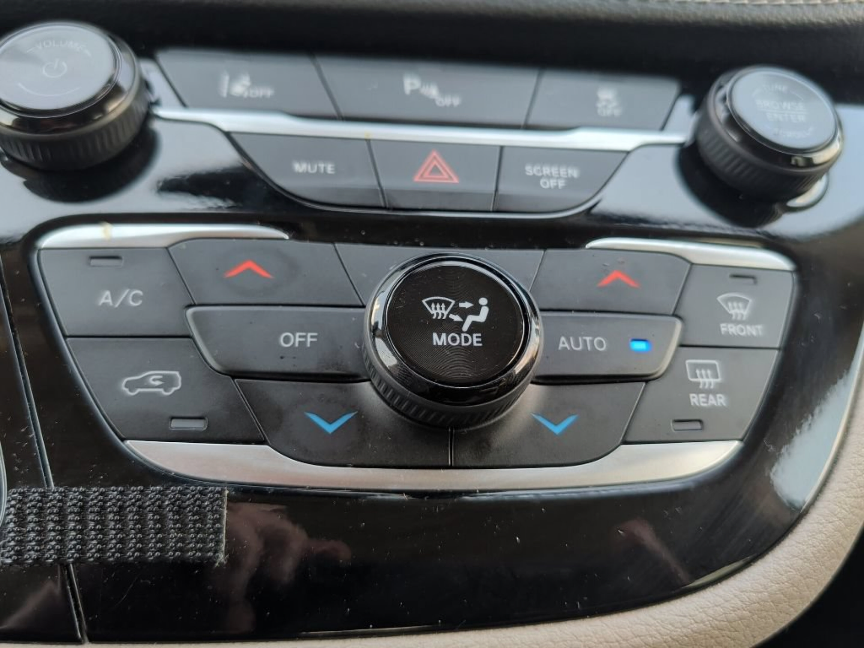 Used 2024 Chrysler Pacifica Limited FWD image 34