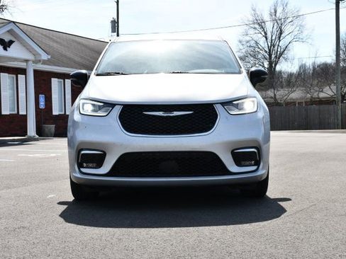 Used 2024 Chrysler Pacifica Touring-L image 2