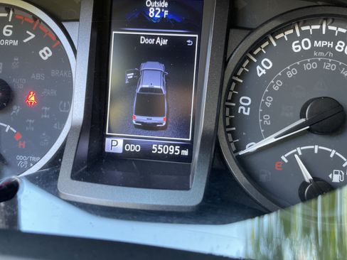 Used 2022 Toyota Tacoma TRD Sport w/ Technology Package AWD/4WD image 21