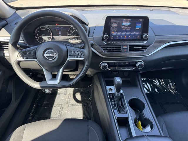 Used 2025 Nissan Altima 2.5 SV FWD image 3