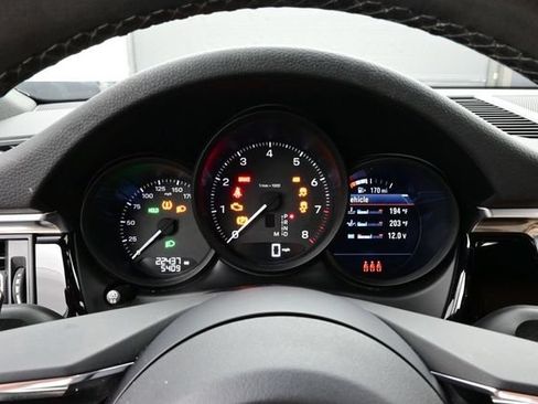 Certified 2022 Porsche Macan AWD/4WD image 9