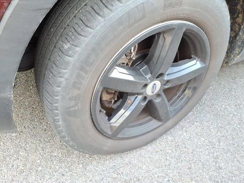 Used 2018 Ford Explorer XLT w/ Equipment Group 202A FWD image 4