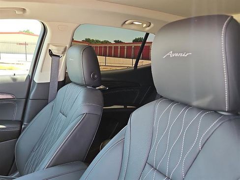 Certified 2022 Buick Envision Avenir w/ Technology Package II FWD image 11