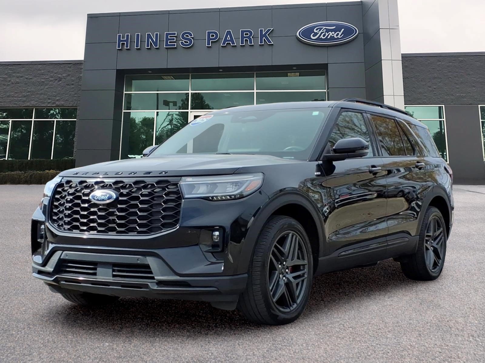 Used 2025 Ford Explorer ST-Line w/ ST-Line Street Pack AWD/4WD image 3