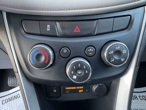 Used 2020 Chevrolet Trax LT w/ LT Convenience Package image 17