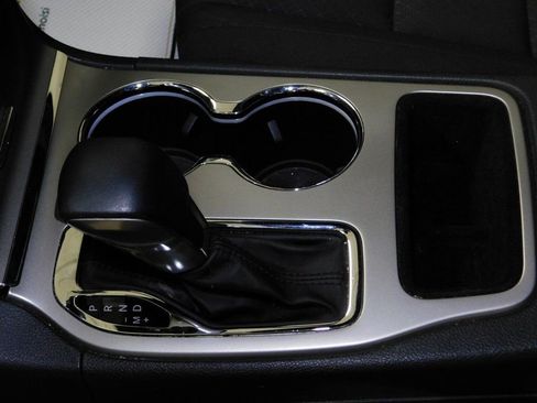 Used 2019 Jeep Grand Cherokee Laredo image 36