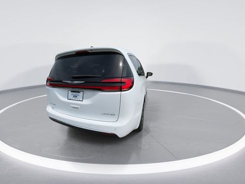 Used 2024 Chrysler Pacifica Limited FWD image 7
