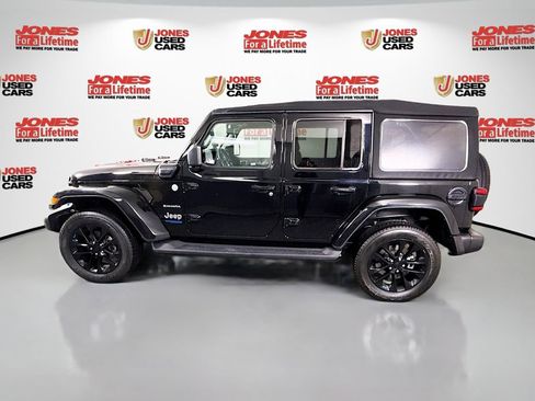 Used 2022 Jeep Wrangler Unlimited Sahara w/ Cold Weather Group AWD/4WD image 15
