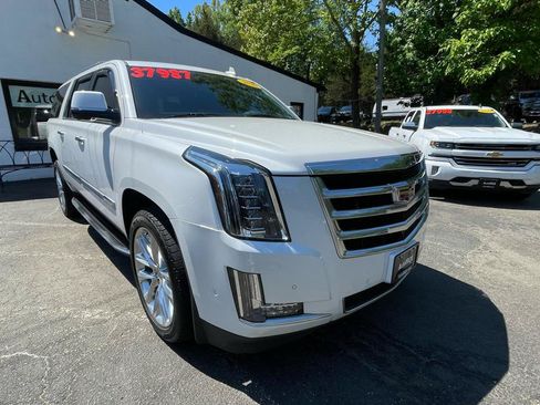 Used 2020 Cadillac Escalade ESV Luxury AWD/4WD image 13