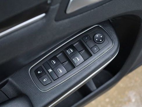 Used 2022 Chrysler 300 Touring L w/ Popular Equipment Group image 12