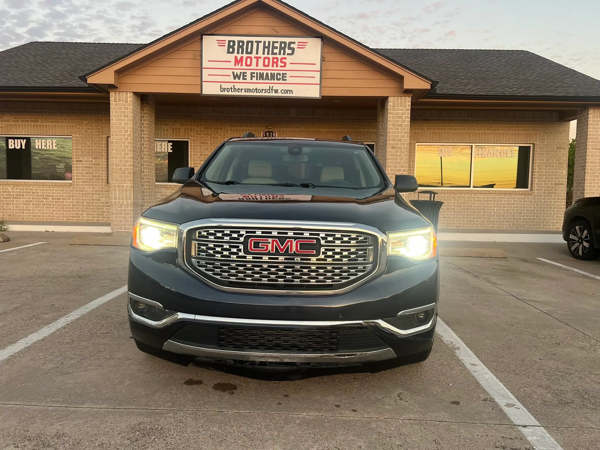 Used 2019 GMC Acadia Denali w/ Technology Package AWD/4WD image 2