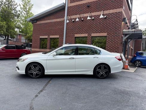 Used 2017 Honda Accord Touring image 4