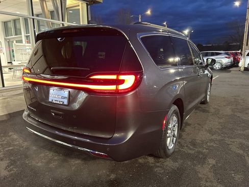 Used 2021 Chrysler Pacifica Touring image 5
