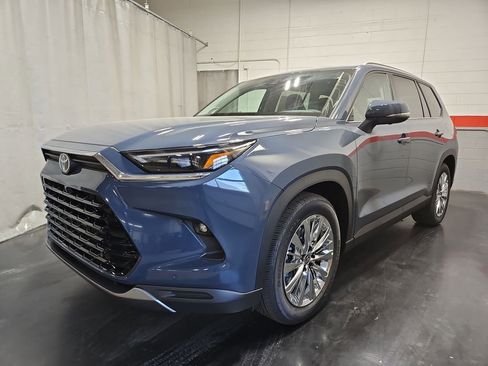 New 2026 Toyota Grand Highlander AWD image 3