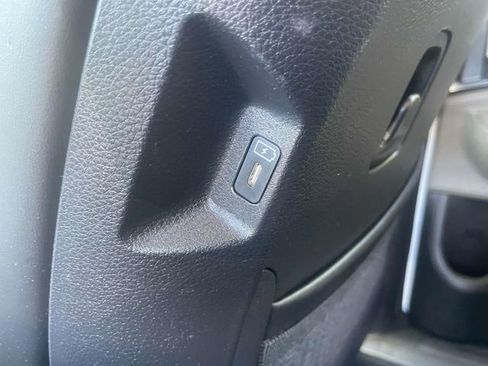 Used 2025 Kia Carnival FWD image 23