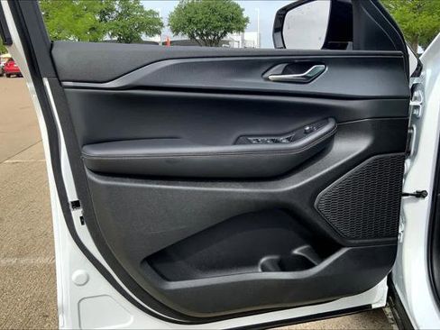 Used 2024 Jeep Grand Cherokee Altitude image 10