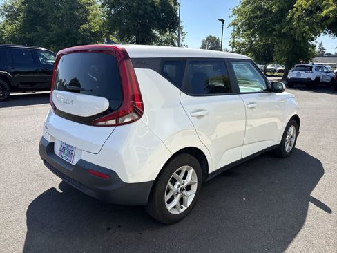 Used 2022 Kia Soul LX w/ Technology Package FWD image 4