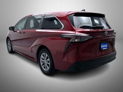 Used 2024 Toyota Sienna LE image 7