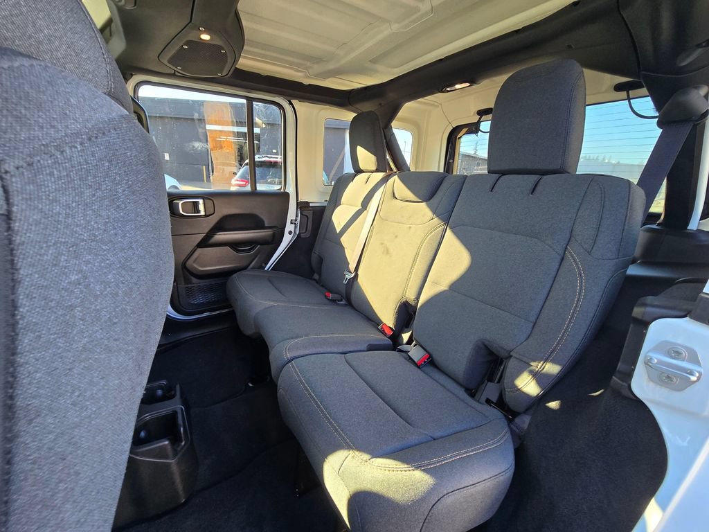 Used 2025 Jeep Wrangler Unlimited Sahara AWD/4WD image 17