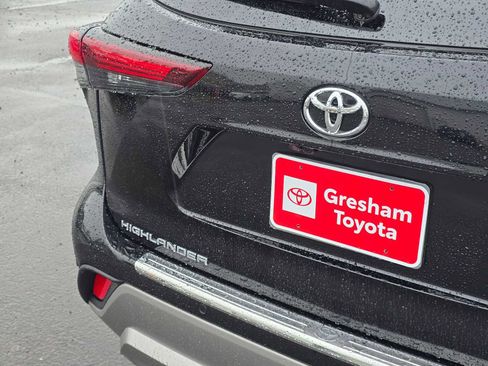 Certified 2025 Toyota Highlander Platinum image 16