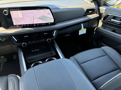 Used 2026 Chevrolet Suburban Premier image 20