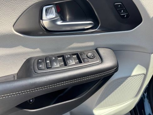 Used 2024 Chrysler Pacifica Limited FWD image 14