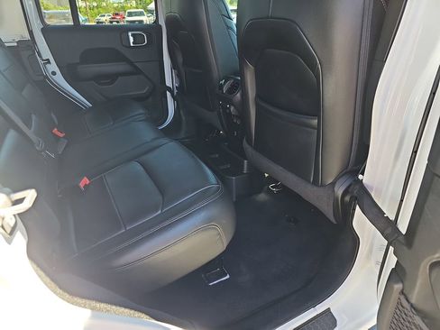 Used 2022 Jeep Wrangler Unlimited Sahara AWD/4WD image 15