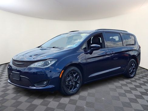 Used 2020 Chrysler Pacifica Touring-L Plus w/ S Appearance Package FWD image 3