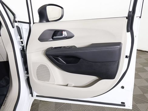 Used 2023 Chrysler Pacifica Touring-L FWD image 24
