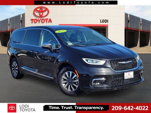 Used 2023 Chrysler Pacifica Limited FWD image 1