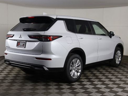 New 2026 Mitsubishi Outlander ES image 10